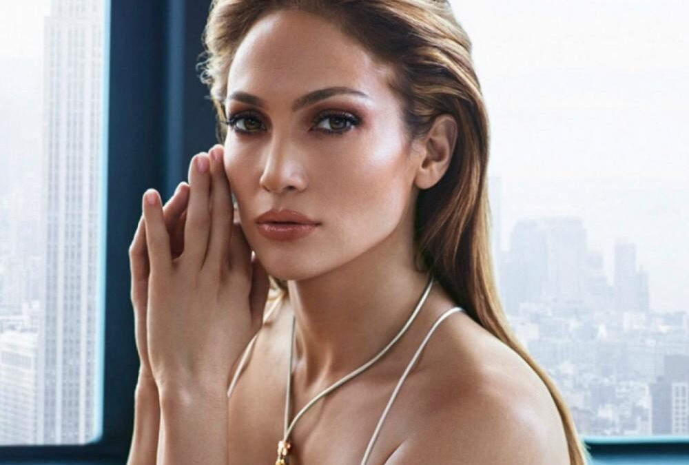 H Jennifer Lopez μόλις υιοθέτησε την απόχρωση στα νύχια της που λίγες θα τολμούσαν