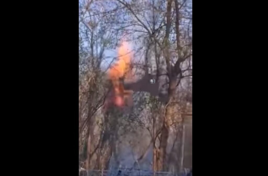 Ένταση στον Έβρο: Επιχείρησαν να ρίξουν τον φράκτη με φλεγόμενο δέντρο! (VIDEO)
