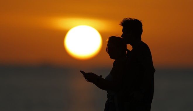 Κορονοϊός: Δυο 80χρονοι ζουν τον έρωτα παρά τις απαγορεύσεις