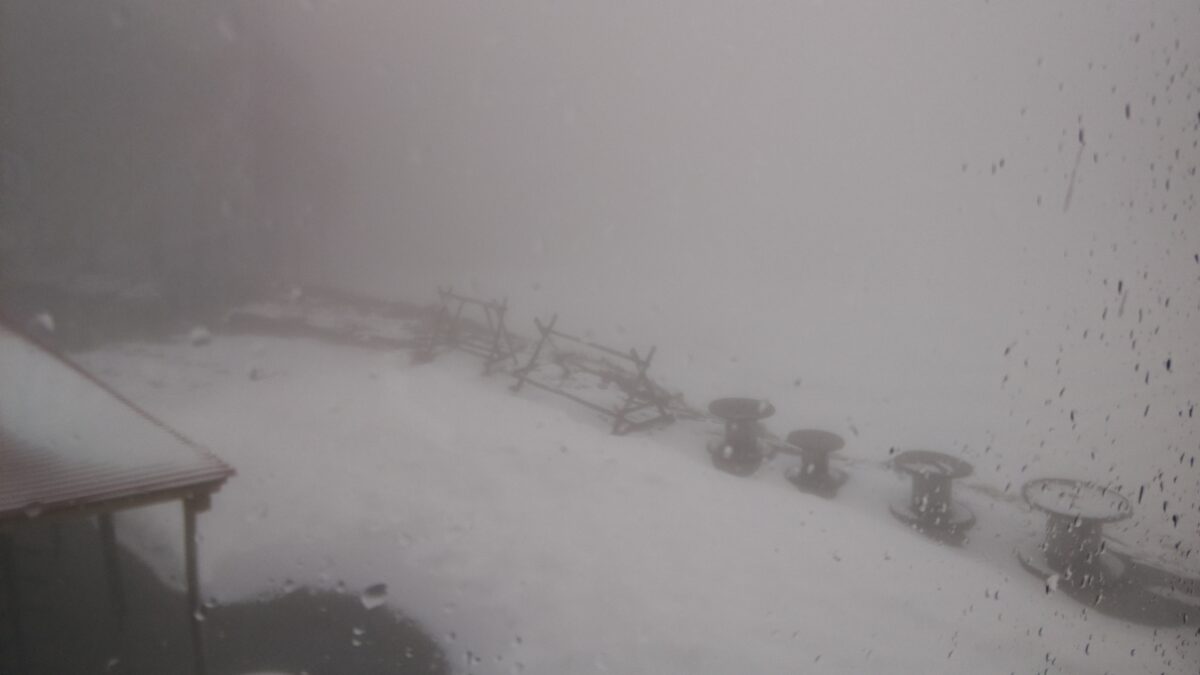 Απίστευτο! Απριλιάτικο χιόνι στο Χιονοδρομικό Κέντρο Ελατοχωρίου! (ΦΩΤΟ)