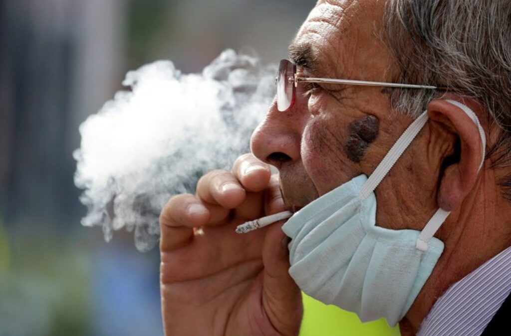 Κόψτε το κάπνισμα: Αυξημένος κίνδυνος να προσβληθούν από κορονοϊό οι καπνιστές