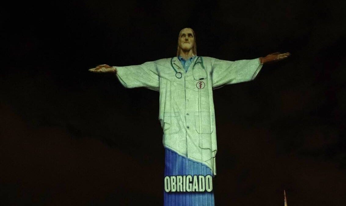 Φόρος τιμής στους ήρωες του κορωνοϊού: Το άγαλμα του Χριστού στο Ρίο «φόρεσε» στολή γιατρού