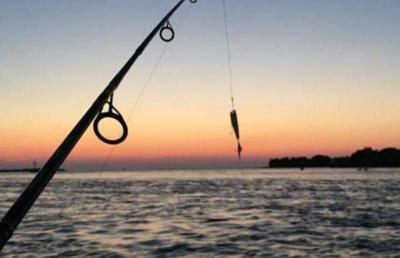 Χαρδαλιάς: Επιτρέπεται υπό όρους το ερασιτεχνικό ψάρεμα και το κολύμπι σε ανοιχτή θάλασσα