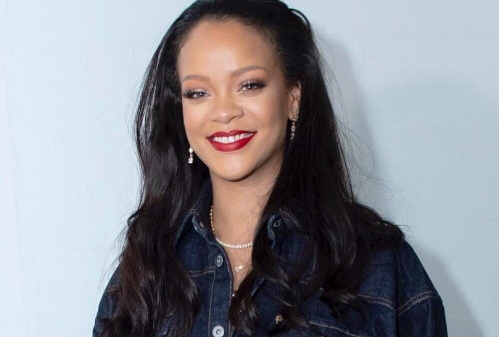Η Rihanna μας δείχνει το απόλυτο φυσικό μακιγιάζ για το καλοκαίρι και εμείς κρατάμε σημειώσεις