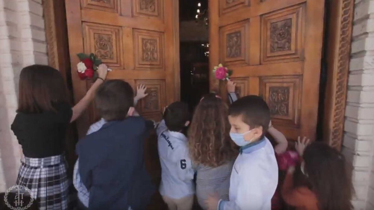 Θεσσαλονίκη: Μικρά παιδιά ανοίγουν την κλειστή εκκλησία! Ένα βίντεο γεμάτο συμβολισμούς