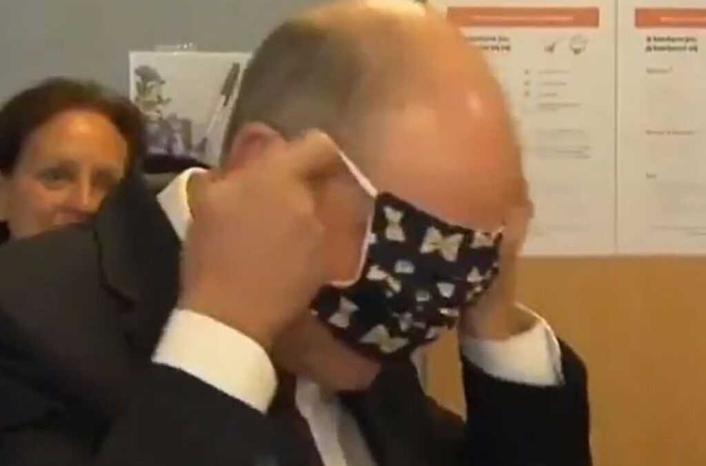 Viral: Ο αντιπρόεδρος του Βελγίου δεν ξέρει να βάζει μάσκα (VIDEO)
