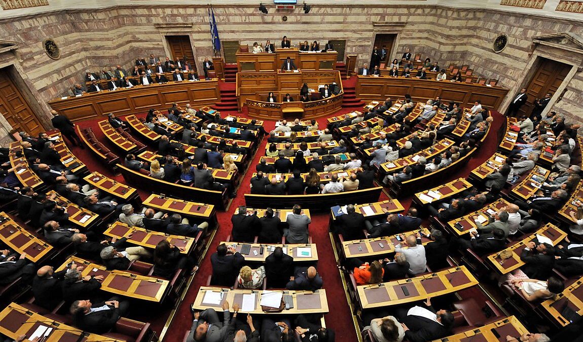 Βουλή: Ψηφίστηκε το νομοσχέδιο για την αυτοδιοίκηση – Τέλος η απλή αναλογική
