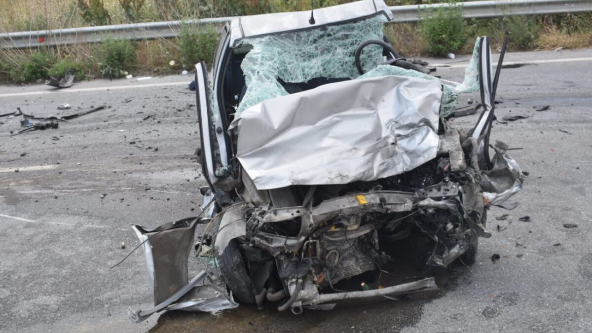 Σοκαριστικό τροχαίο δυστύχημα στη Λάρισα – Νεκρός νεαρός οδηγός (ΦΩΤΟ)