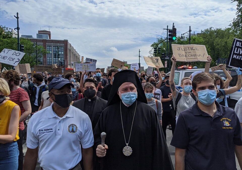 Νέα Υόρκη: Ο Αρχιεπίσκοπος Aμερικής Ελπιδοφόρος «πρώτη αλυσίδα» σε πορεία στο Μπρούκλιν (ΦΩΤΟ)