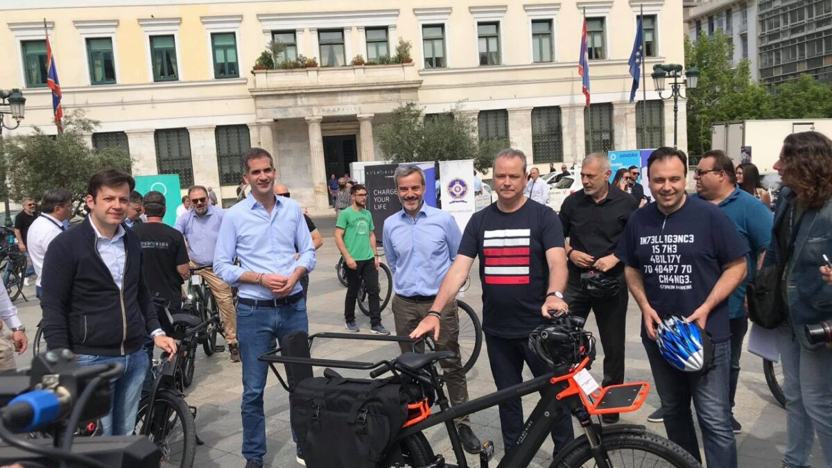 Ο πρόεδρος της Επιτροπής Χωροταξίας της ΚΕΔΕ – Δήμαρχος Κατερίνης Κώστας Κουκοδήμος στην ποδηλατοβόλτα, στην Αθήνα