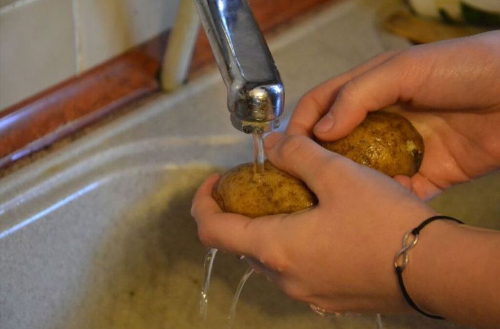 Κορωνοϊός: Το 39% των Αμερικανών πλένει τα τρόφιμα με χλωρίνη!