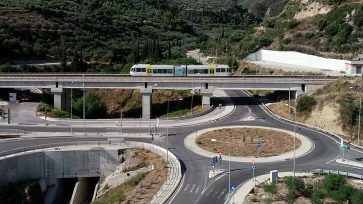 Πελοπόννησος: Αυτό είναι το τρένο που πιάνει μέχρι 200 χιλιόμετρα την ώρα! Σφύριξε μετά από έργα 14 χρόνων (BINTEO)