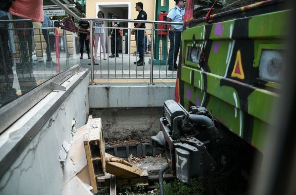 Εκτροχιάστηκε τρένο του ΗΣΑΠ στον σταθμό της Κηφισιάς – Εννέα τραυματίες (ΦΩΤΟ)