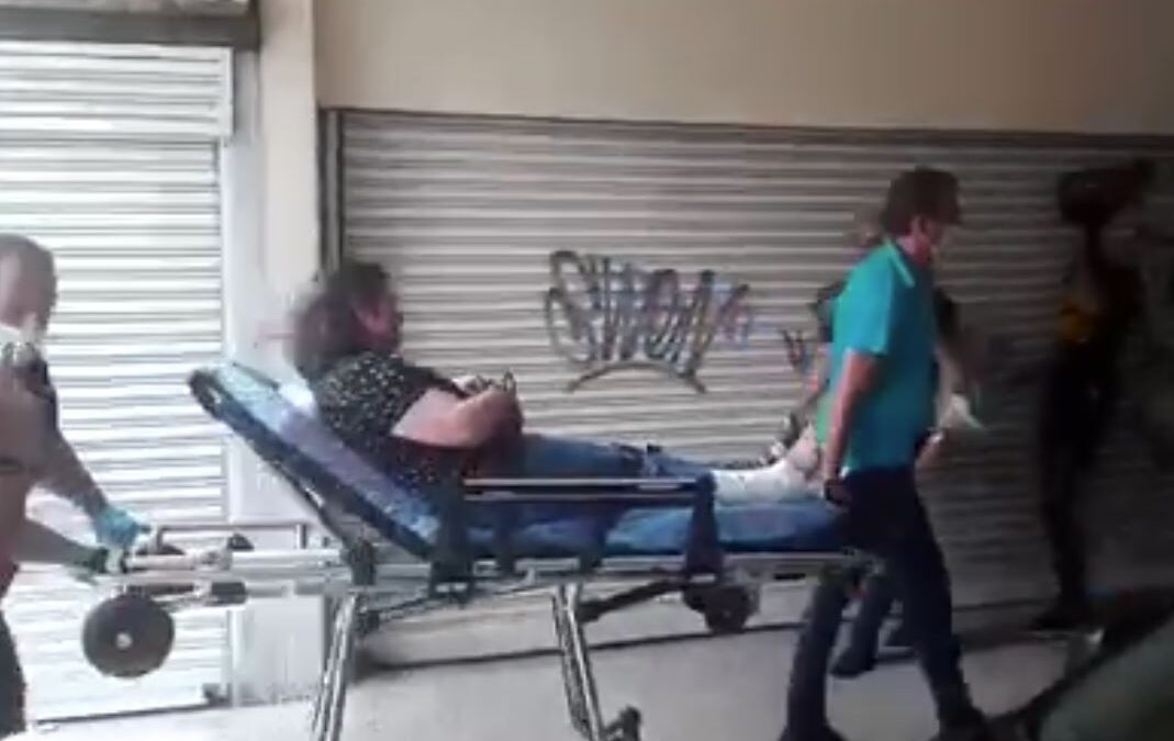 Τρόμος στην Κοζάνη: Άνδρας μπήκε με τσεκούρι στην Εφορία και τραυμάτισε εφοριακούς (VIDEO & ΦΩΤΟ)