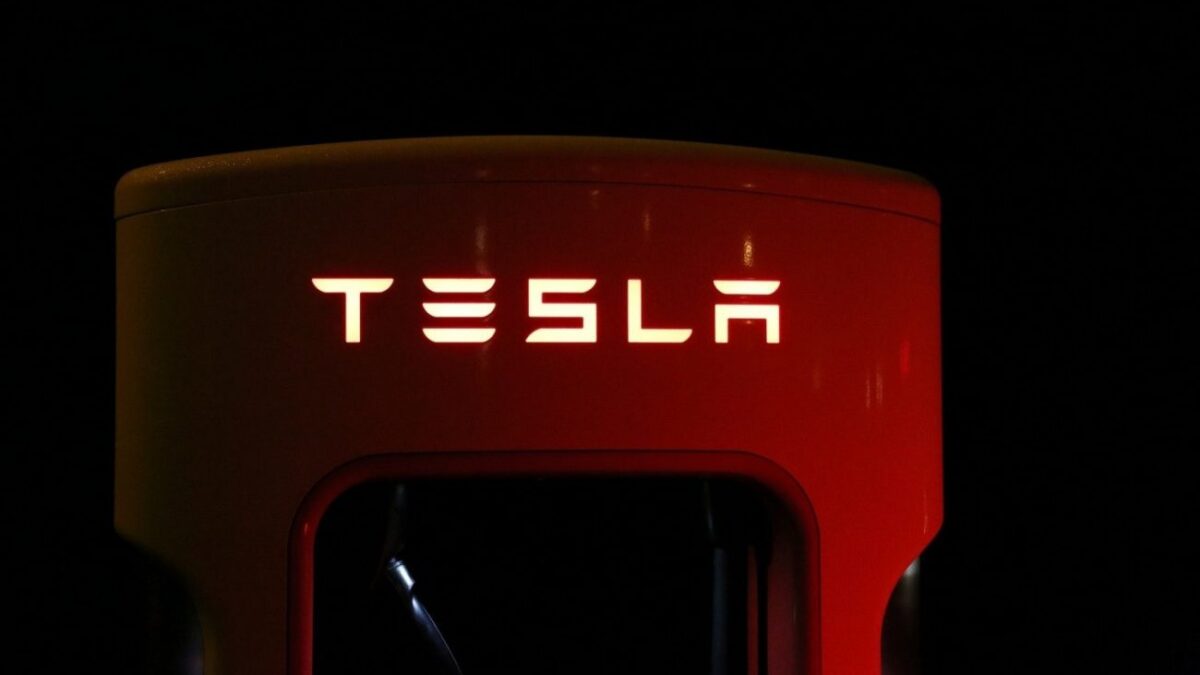 Είναι επίσημο: Η Tesla έρχεται Ελλάδα και ζητάει προσωπικό