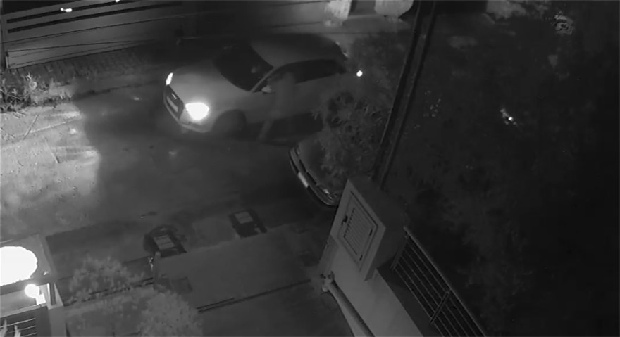 Καρέ καρέ η απόπειρα δολοφονίας του Στέφανου Χίου – Φαίνεται ο δράστης που πλησίασε το αυτοκίνητο