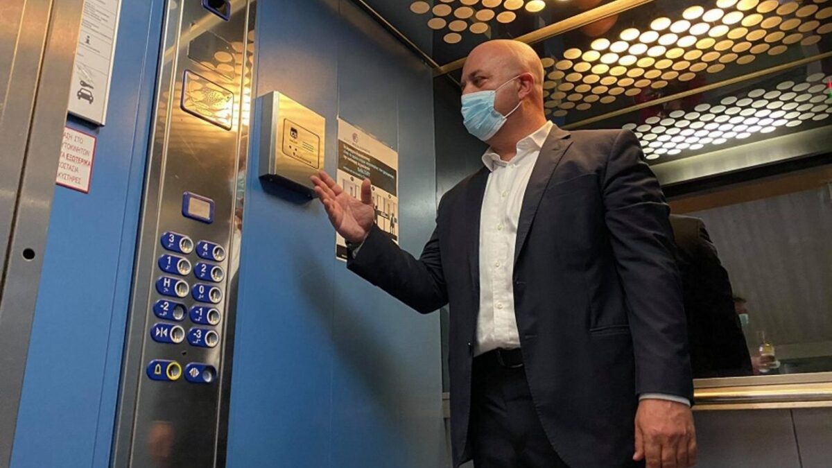 Θεσσαλονίκη: Μέσα στο ασανσέρ που λειτουργεί με φωνητικές εντολές! Δεν πατάει κουμπί κανένας (ΒΙΝΤΕΟ)