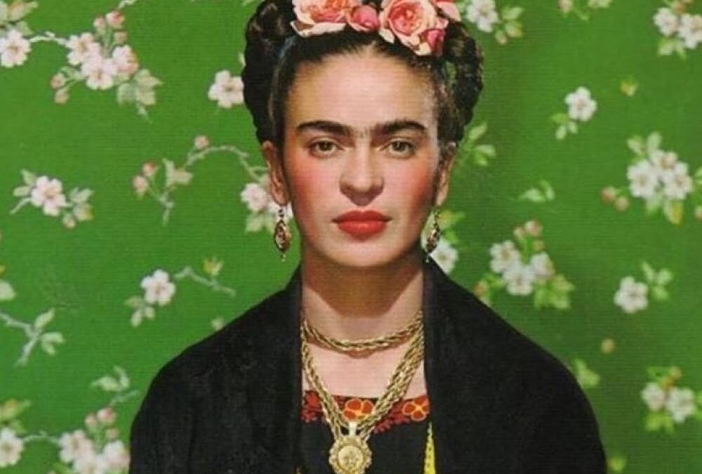 Frida Kahlo: Η γκαρνταρόμπα της ανατρεπτικής ζωγράφου, που παρέμενε κρυφή για 50 χρόνια και η βασική της έμπνευση