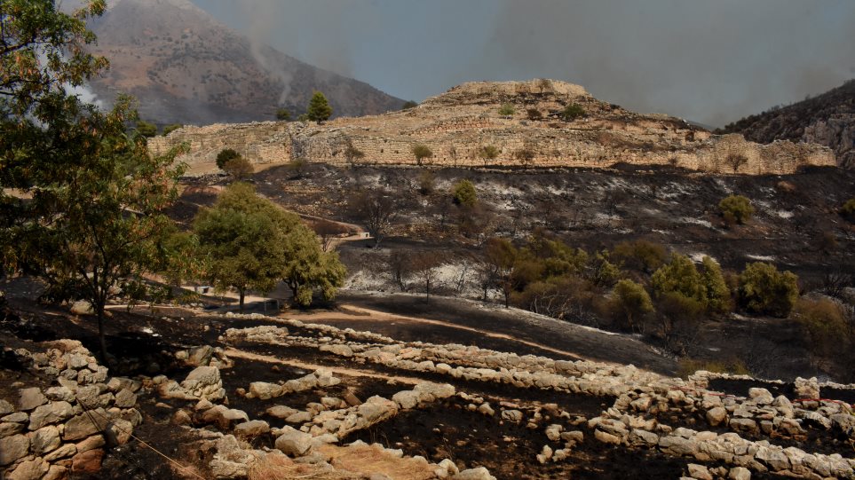 Εικόνες σοκ από τη φωτιά στις Μυκήνες – Οι φλόγες πέρασαν μέσα από τον αρχαιολογικό χώρο