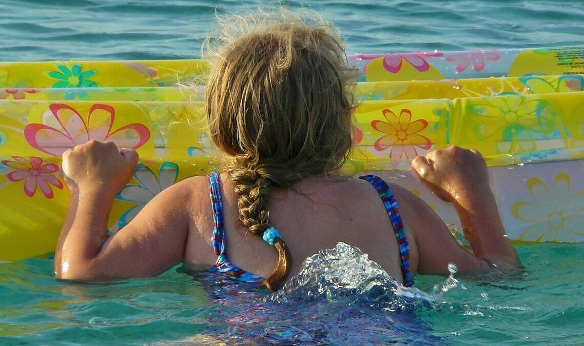 Νάξος: Περιπέτεια για κορίτσι όταν παρασύρθηκε στα ανοιχτά το στρώμα θαλάσσης