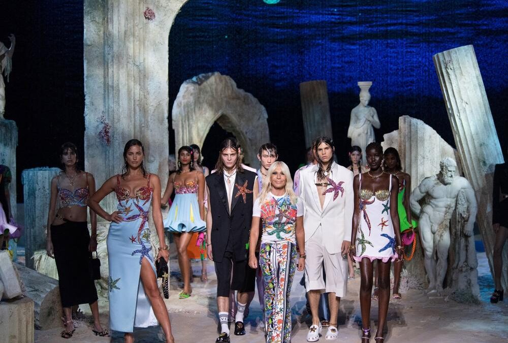 Versaceapolis: Ο οίκος Versace μας ξεναγεί στη Xαμένη Ατλαντίδα του στιλ με την ανοιξιάτικη συλλογή του