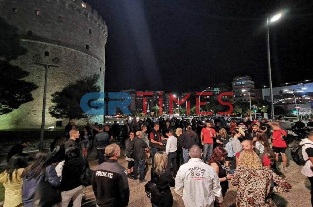Θεσσαλονίκη: Μεταμεσονύχτια διαμαρτυρία εστιατόρων – Έστησαν χορό στον Λευκό Πύργο (ΒΙΝΤΕΟ & ΦΩΤΟ)