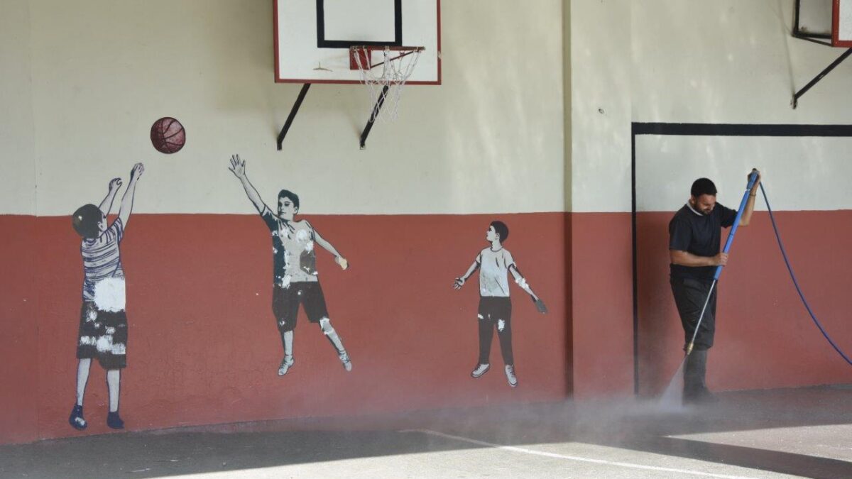 Καθαριότητα και πλύσιμο αύλειων χώρων στα σχολεία του Δήμου Κατερίνης ενόψει νέας σχολικής χρονιάς