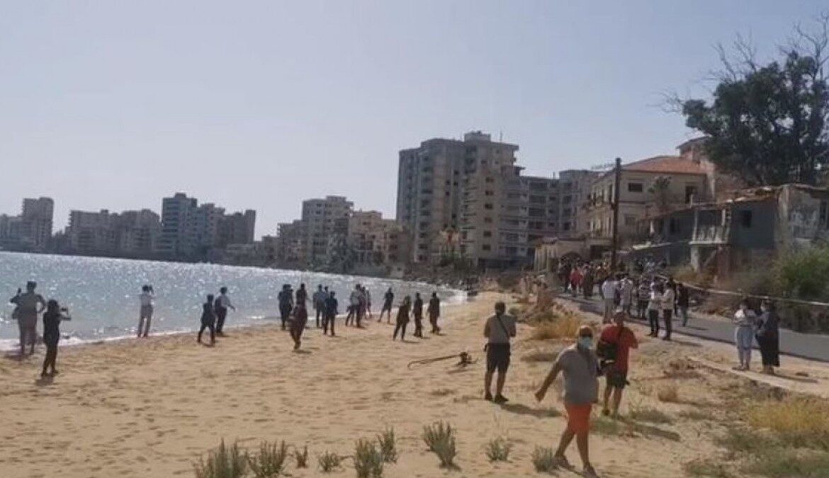 Αμμόχωστος: Άνοιξαν την παραλία των Βαρωσίων – Προκλητική φιέστα των Τούρκων