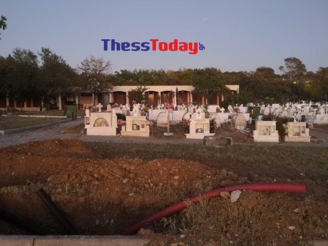 Θεσσαλονίκη: Σκάβουν νέους τάφους για τα θύματα του κορωνοϊού (ΦΩΤΟ)