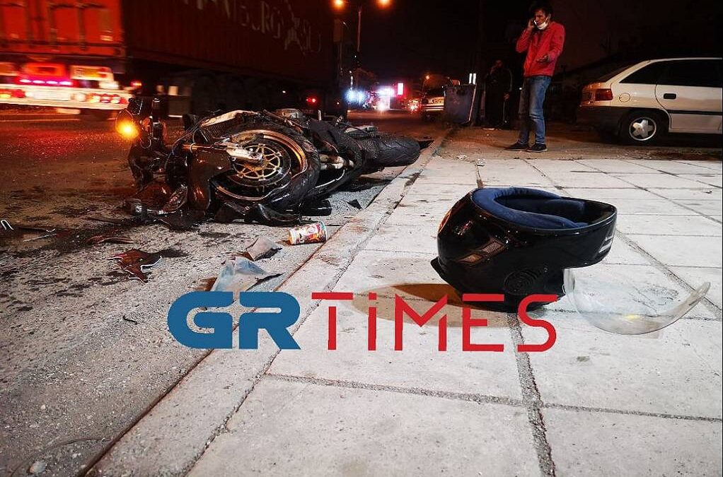Θεσσαλονίκη: Μοτοσυκλέτα «καρφώθηκε» σε νταλίκα – ένας τραυματίας (ΒΙΝΤΕΟ)