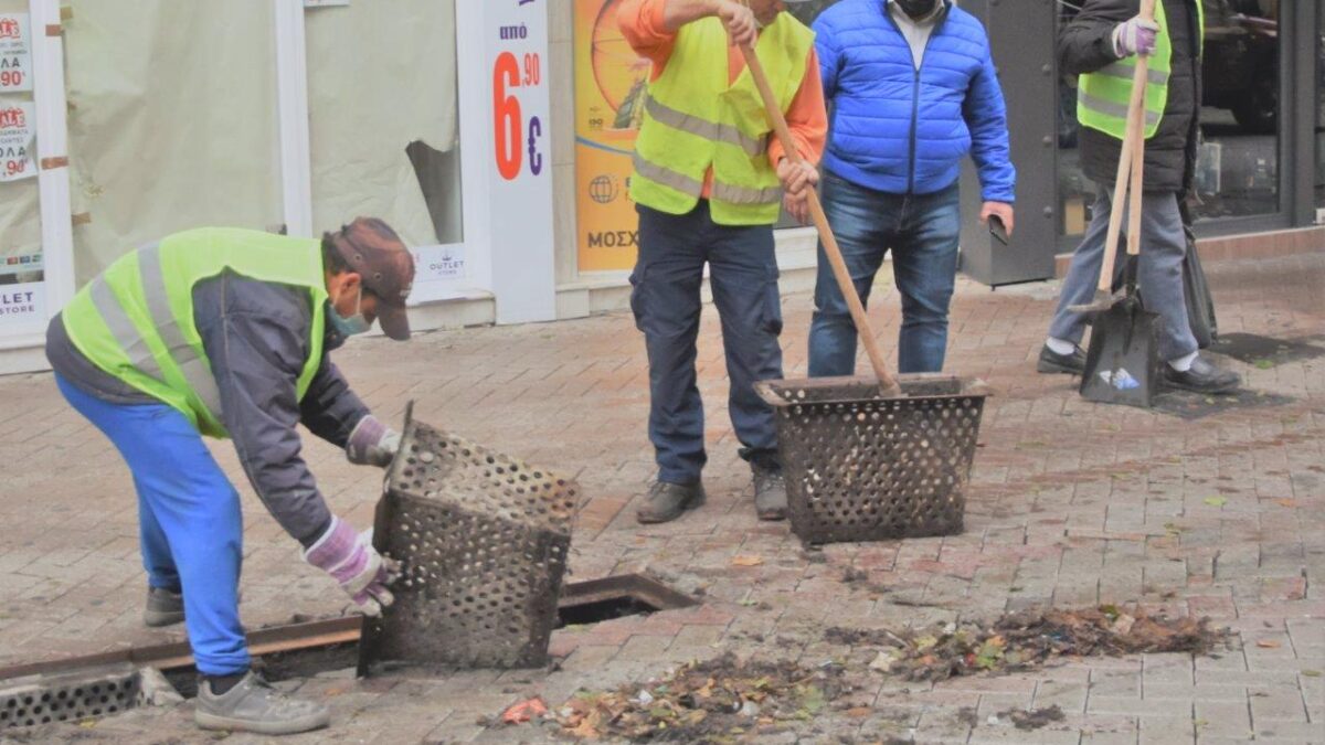 Κατερίνη: Καθαρισμοί φρεατίων στον πεζόδρομο της Μ. Αλεξάνδρου ενόψει του χειμώνα