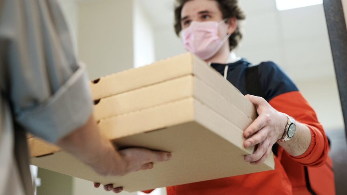 Καραντίνα: Πώς να ανοίγουμε σωστά ένα πακέτο delivery εν μέσω πανδημίας