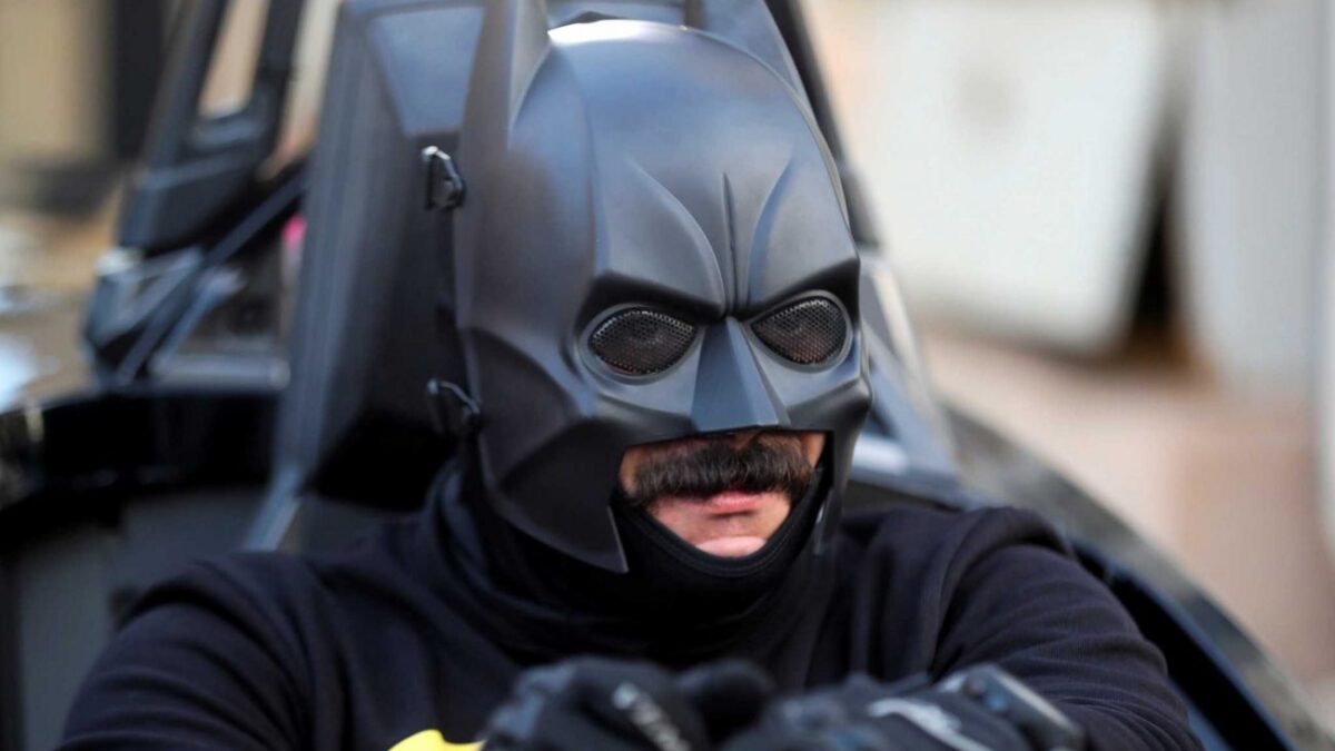 Ο Batman μοιράζει μάσκες για τον κορονοϊό στο Κάιρο (ΦΩΤΟ)
