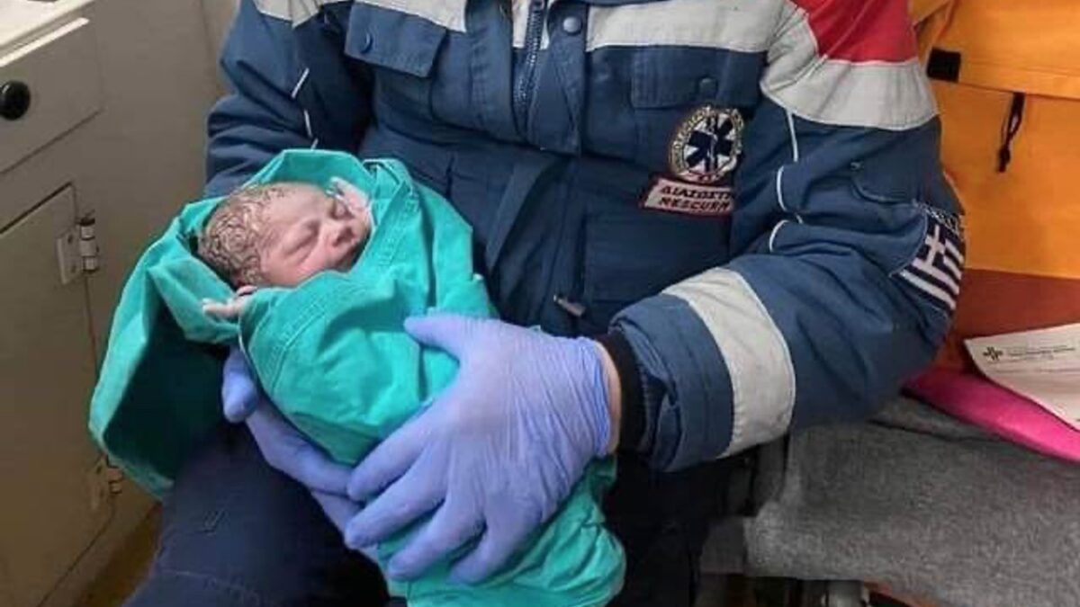 «Βιαστικό» μωρό γεννήθηκε μέσα σε ασθενοφόρο κατά τη μεταφορά της μητέρας στη Λάρισα!
