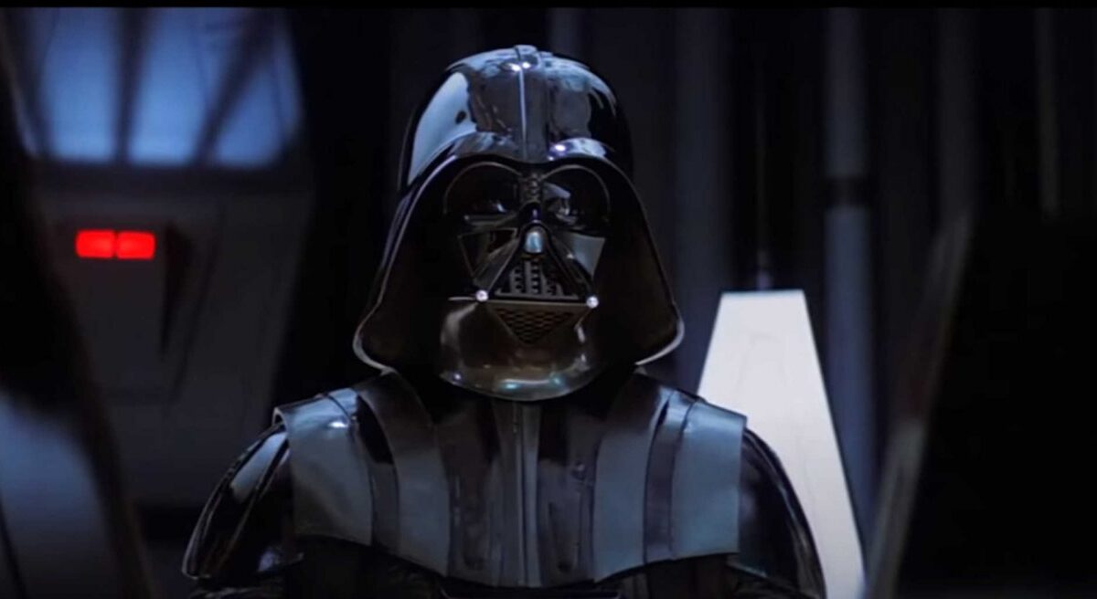 Διέρρηξε την εταιρία του Abrams για… να κλέψει το πρωτότυπο κράνος του Darth Vader!