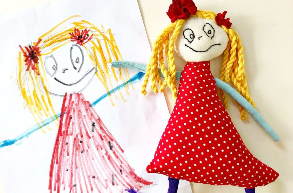 Θεσσαλονίκη: Μαμά και κόρη μετατρέπουν σε κούκλες τις παιδικές ζωγραφιές!