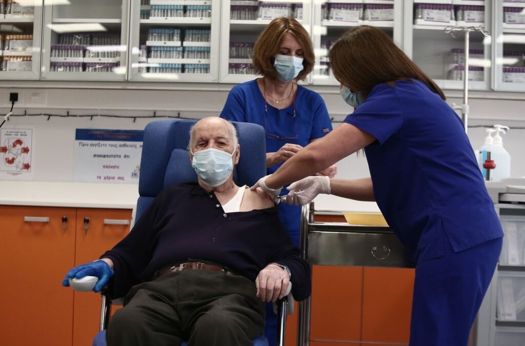 Κορονοϊός: Εμβολιάστηκε και ο πρώτος ηλικιωμένος στη χώρα (ΦΩΤΟ)