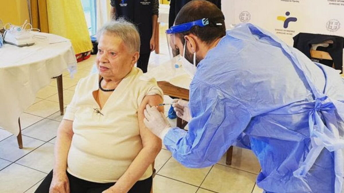 Εμβολιασμοί Covid: Η 95χρονη κυρία Δέσποινα η πρώτη ηλικιωμένη που εμβολιάστηκε σε γηροκομείο