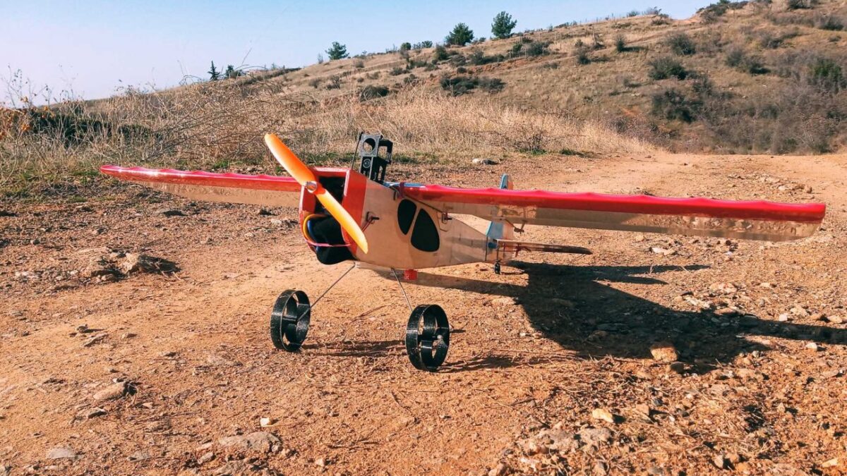 Θεσσαλονίκη: Αυτό είναι το τηλεκατευθυνόμενο αεροσκάφος που έφτιαξε μουσικός την περίοδο της καραντίνας (ΦΩΤΟ)