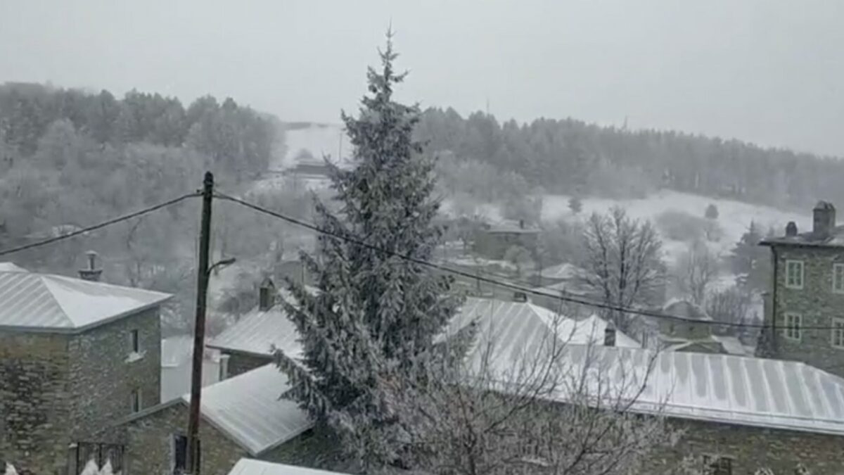 Φλώρινα: Χιονίζει ασταμάτητα στο Νυμφαίο