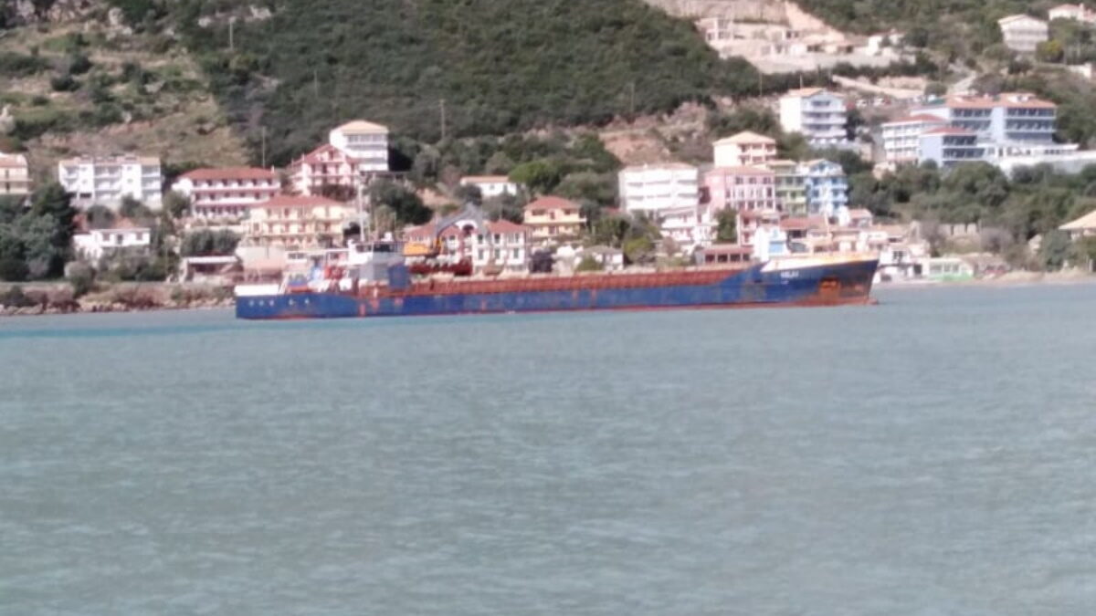 Φορτηγό πλοίο προσάραξε στη Λευκάδα – Στο σημείο πλωτό του λιμενικού (ΦΩΤΟ)