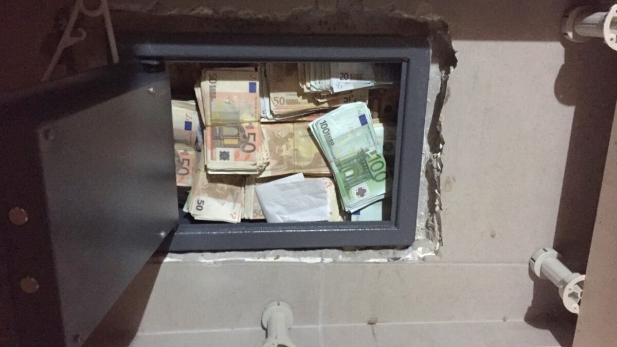 Χανιά: Ανήλικοι βούτηξαν χρηματοκιβώτιο από σπίτι – Τρύπωσαν από το παράθυρο της κουζίνας