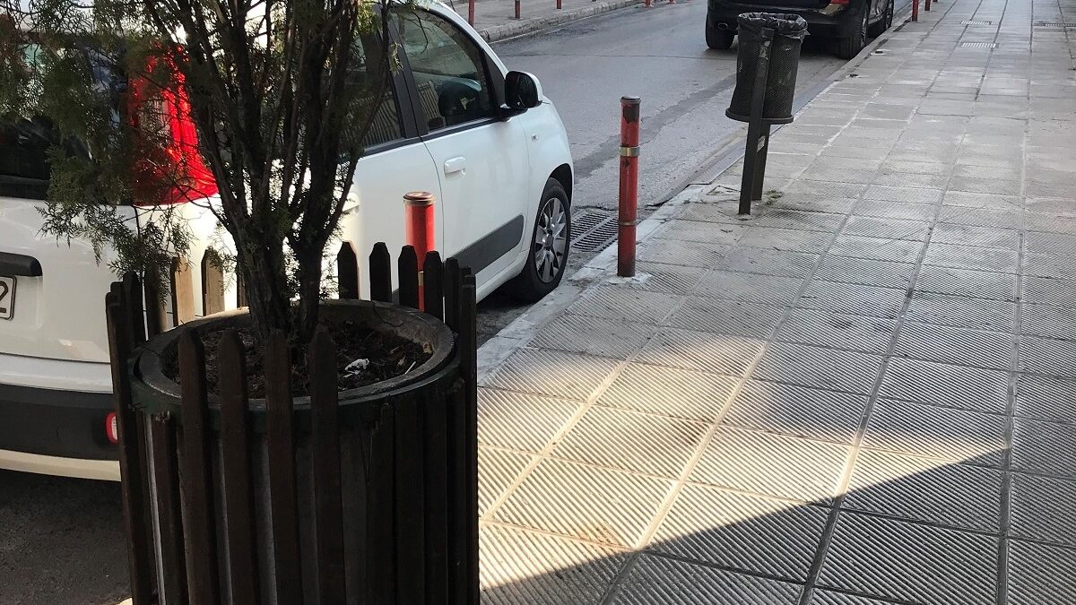 Δήμος Κατερίνης: Απομακρύνονται ογκώδη παρτέρια και γλάστρες από τα πεζοδρόμια