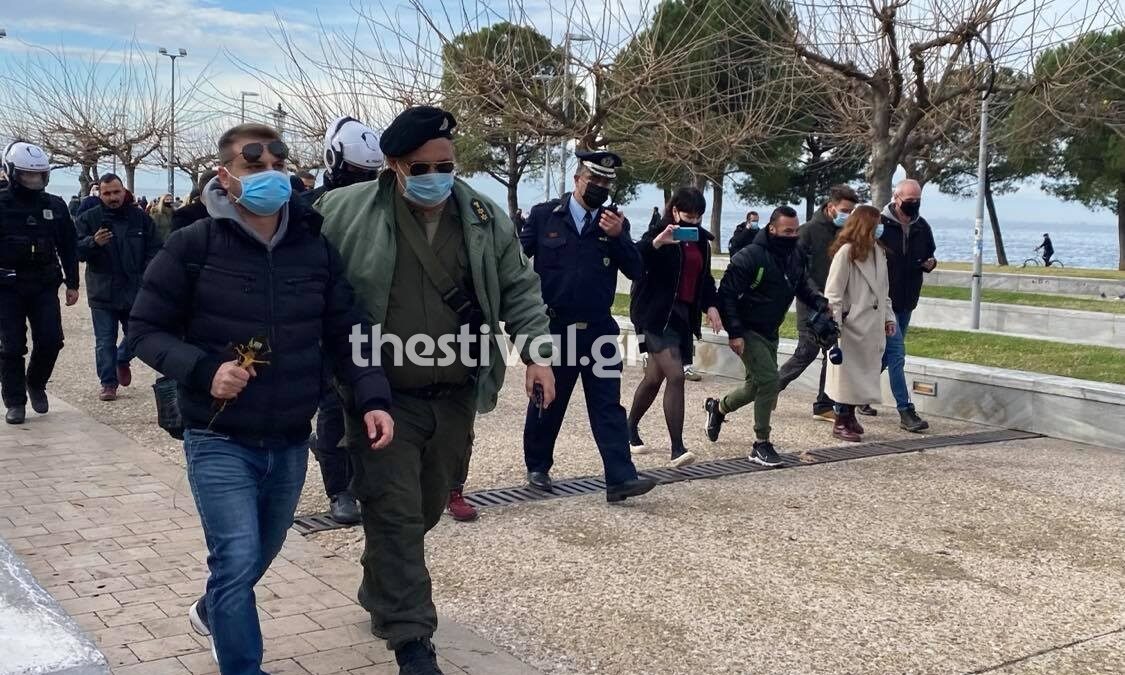 Θεοφάνεια: Ένταση και προσαγωγές στη Θεσσαλονίκη – Έριξαν τον Σταυρό στον Θερμαϊκό