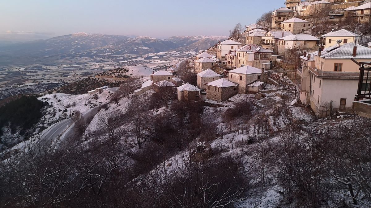 Λιβάδι Ολύμπου: Ένα από τα τρία χωριά της Ελλάδας που μοιάζουν να «κρέμονται» από το βουνό