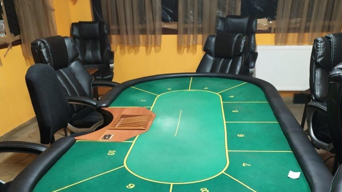 Μετέτρεψαν ταβέρνα σε «μίνι καζίνο» – Χειροπέδες σε 24 άτομα, δύο τραυματίστηκαν προσπαθώντας να διαφύγουν (ΒΙΝΤΕΟ & ΦΩΤΟ)