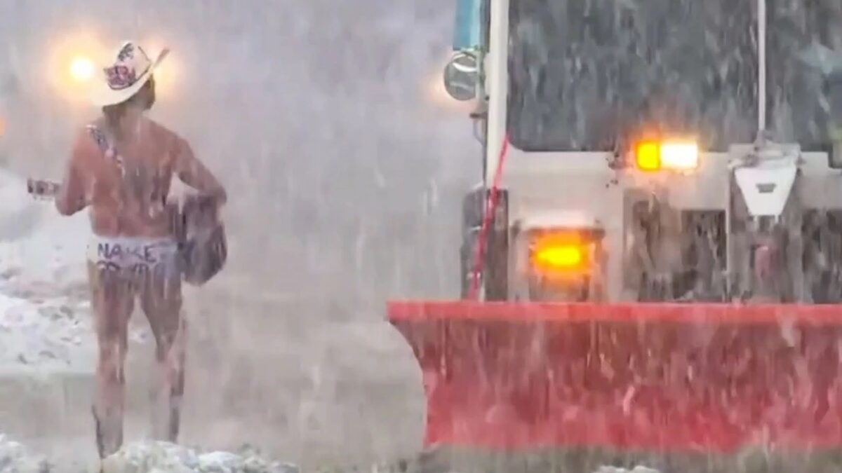 Σφοδρή χιονόπτωση «σαρώνει» τις ΗΠΑ και ένας γυμνός καουμπόι τραγουδάει στην Times Square (ΒΙΝΤΕΟ)