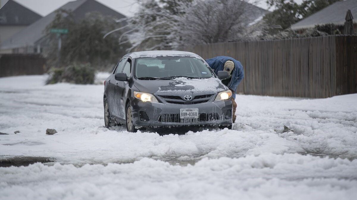 Χωρίς ηλεκτρικό και νερό το Τέξας – Σφοδρές χιονοθύελλες πλήττουν την περιοχή