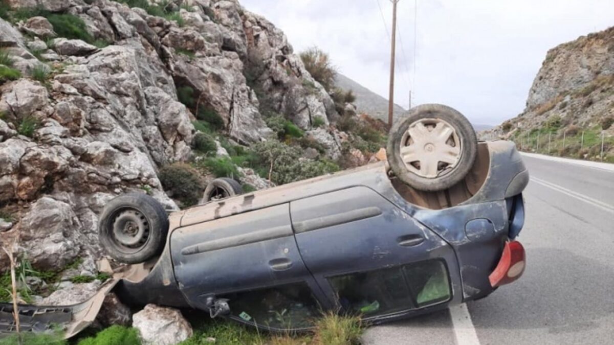 Κρήτη: Τούμπαρε το αυτοκίνητο, έπεσε στα βράχια κι όμως σώθηκε (ΦΩΤΟ)
