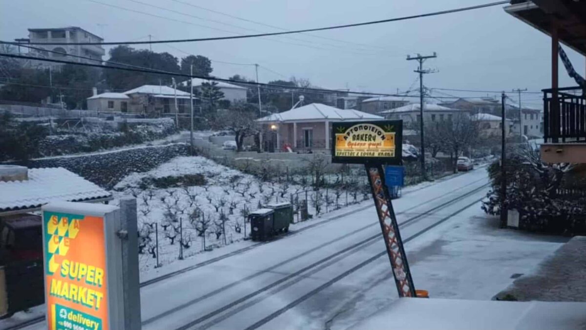 Ζάκυνθος: Αποκλεισμένοι στα σπίτια τους αλλά και ειδυλλιακές εικόνες στα χιόνια (ΒΙΝΤΕΟ)